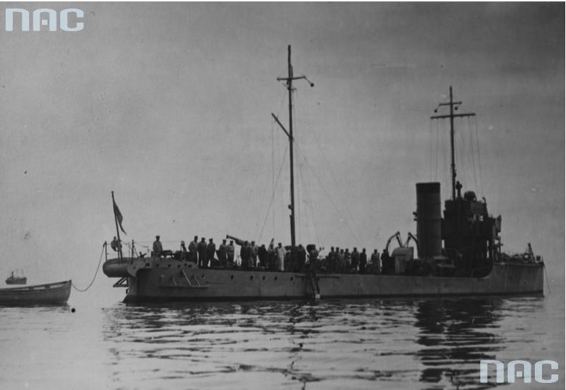 Torpedowiec ORP "Mazur" opuszcza port w drodze do Skandynawii
