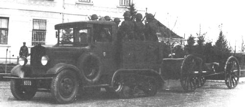 Ciągnik C4P późny, z dłuższą ramą, ciągnie armatę 75mm wz.1897 (Schneider) z jaszczem, w koszarach w Stryju. Ciągnik ma na drzwiach namalowaną małą czaszkę - symbol 1. baterii nazywanej "Bateria śmierci" na pamiątkę walk 4. baterii 1. pułku artylerii górskiej w wojnie polsko-radzieckiej. Pułk ten w 1931 roku został przekształcony w 1. pułk artylerii motorowej (1.pamot)